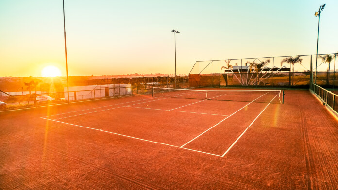 Vista do fim de tarde nas quadras de tênis.