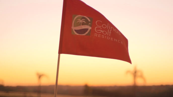 Bandeira ao vento do campo de golf do empreendimento.